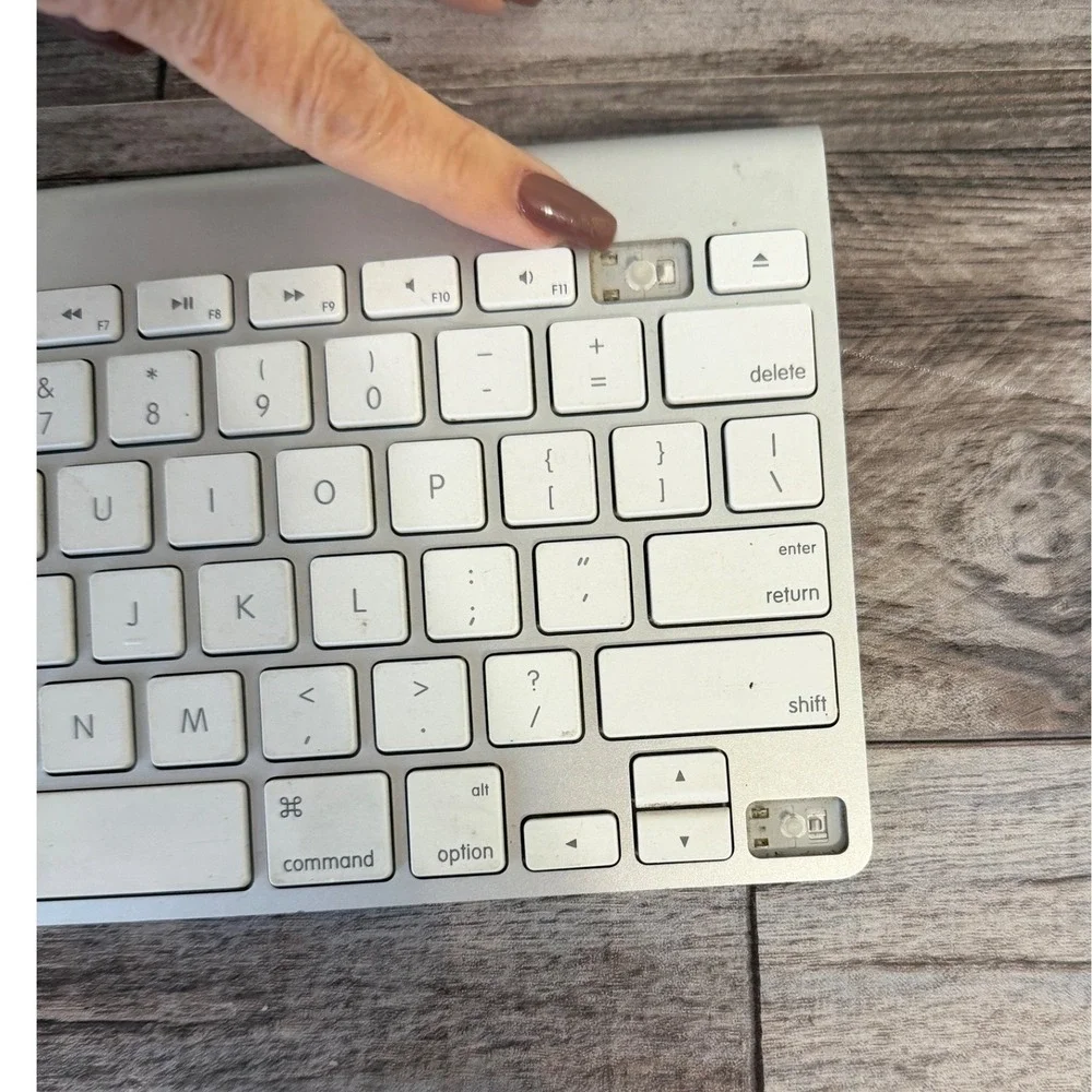 Apple‎ Wireless Keyboard A1314 Bluetooth Silver – Works, Missing 2 Keys